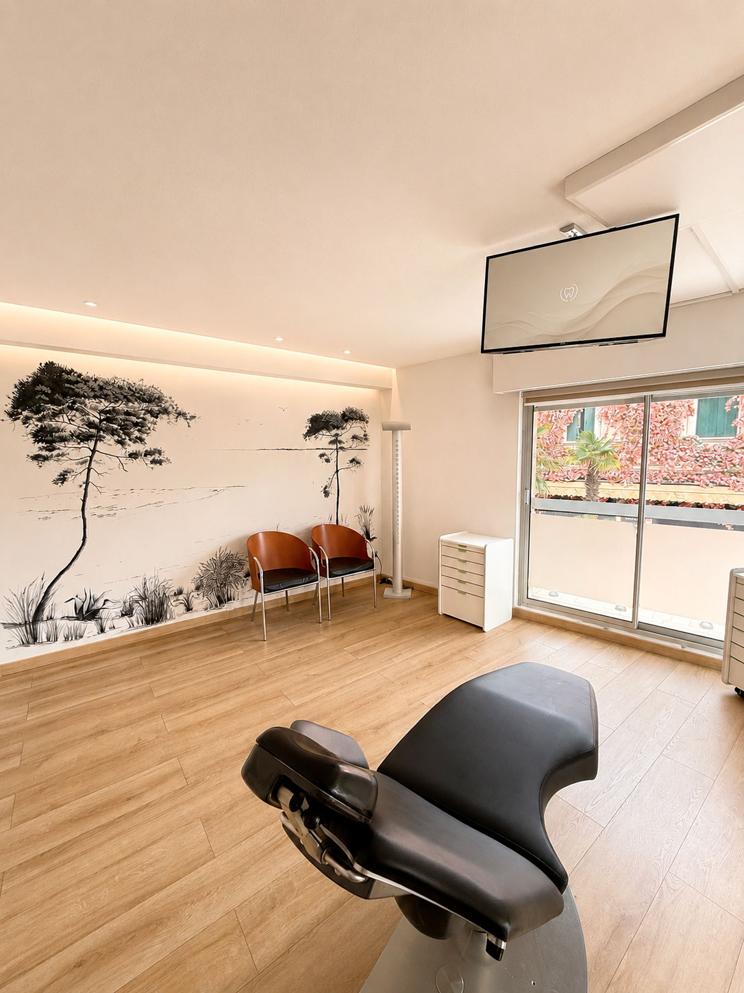 Salle de soins avec fresque de pins maritimes